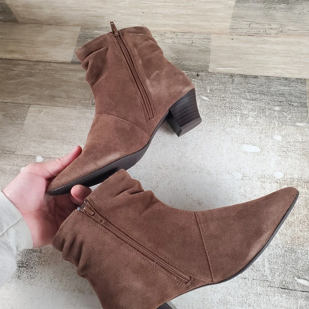Clarks Teresa Skip Womens Ankle Booties Sz 6.5 W Beige Pointed Toe Block Heel